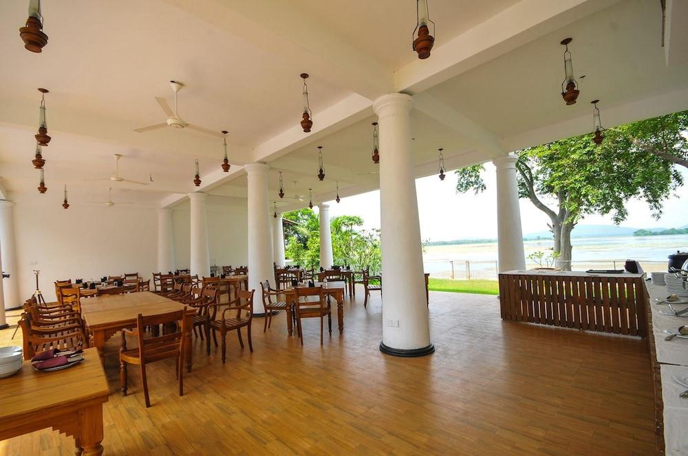 Yala Oga Reach Hotel Tissamaharama Eksteriør billede